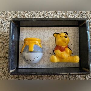 Disney Winne the Pooh & Honey Pot Salt & Pepper Shaker set super cute great gift